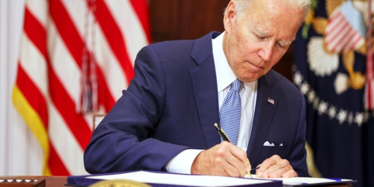 Biden signs youth protection bill championed by Paris Hilton (Alamy)