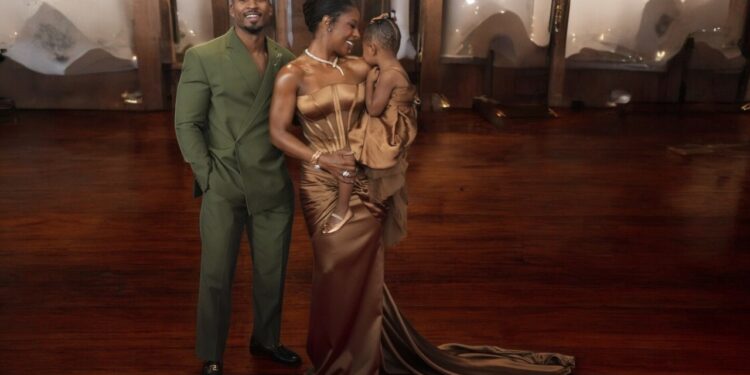 A dazzling red carpet as top stars arrive for the Grammy Awards (@victoriamonet/Instagram)