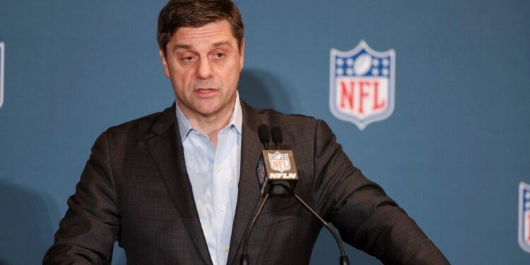 NFL executive set to join the world of pro golf (Photo: Brian Rolapp/iStock)
