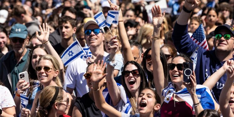 Crowds cheer as Alexander returns home after Hamas release (Photo: Shutterstock)