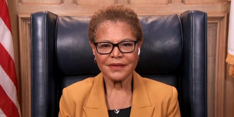 Downtown protests spark strong words from LA mayor (Photo: Karen Bass/Alamy)