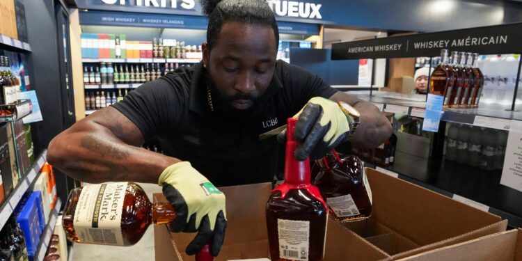 Bar owner refuses US alcohol in protest against tariffs (Photo: Shutterstock)