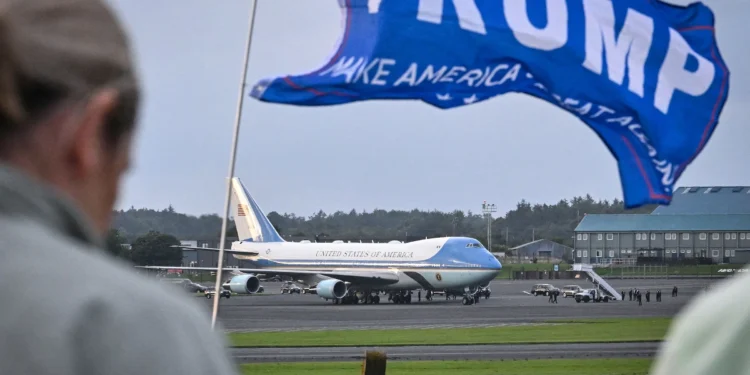 Trump flees Washington (Photo: Alamy)