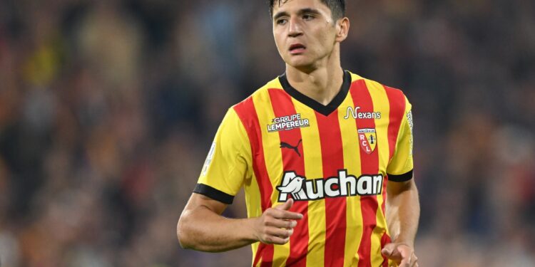 The young defender shows poise and control beyond his years (Photo: Abdulkodir Khusanov/Flickr)