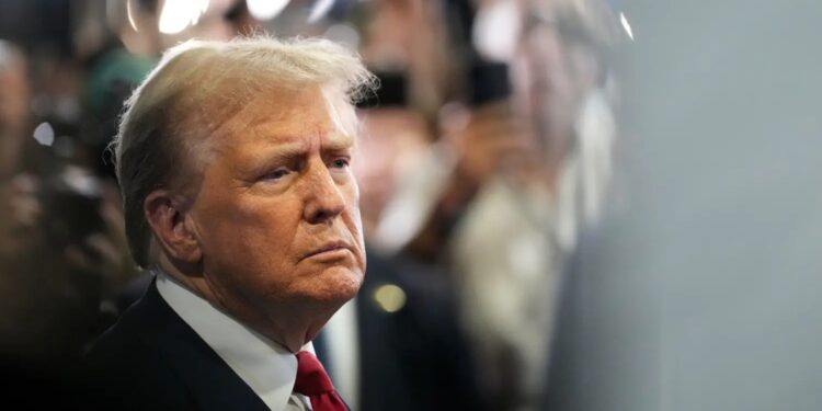 He calls Pritzker incompetent and warns of federal action (Photo: Donald Trump/Getty Images)