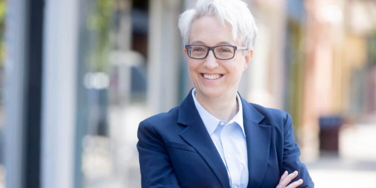 Her financial journey reflects careful spending and civic-minded leadership (Photo: Tina Kotek/Pexels)